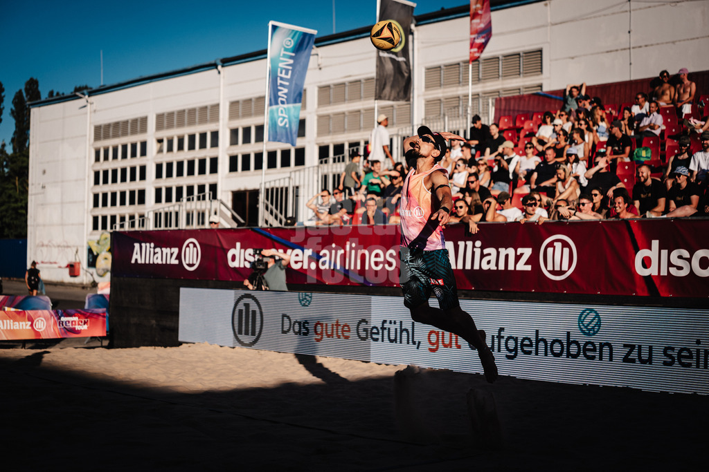 Beachvolleyball | Männer | Allianz German Beach Tour 2025 | Tourstop Berlin | 21.08.2025 | Jonathan Erdmann beim Aufschlag