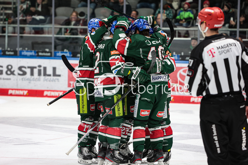 Augsburger Panther - Bietigheim Steelers | Die Panther freuen sich ueber das Tor zum 1-0 durch Sebastian WAENNSTROEM (AEV #40)