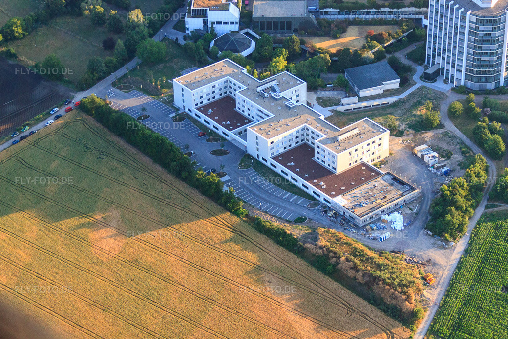 Luftbild: BG Klinik Ludwigshafen von Süden bei Sonnenaufgang im Ortsteil Oggersheim in Ludwigshafen im Bundesland Rheinland-Pfalz in Deutschland. Foto: IMG_69458.jpg vom 04.07.2014 durch Werner Riehm/FLY-FOTO.deAuflösung des Originals: 4752 x 3168 pxLinkedin