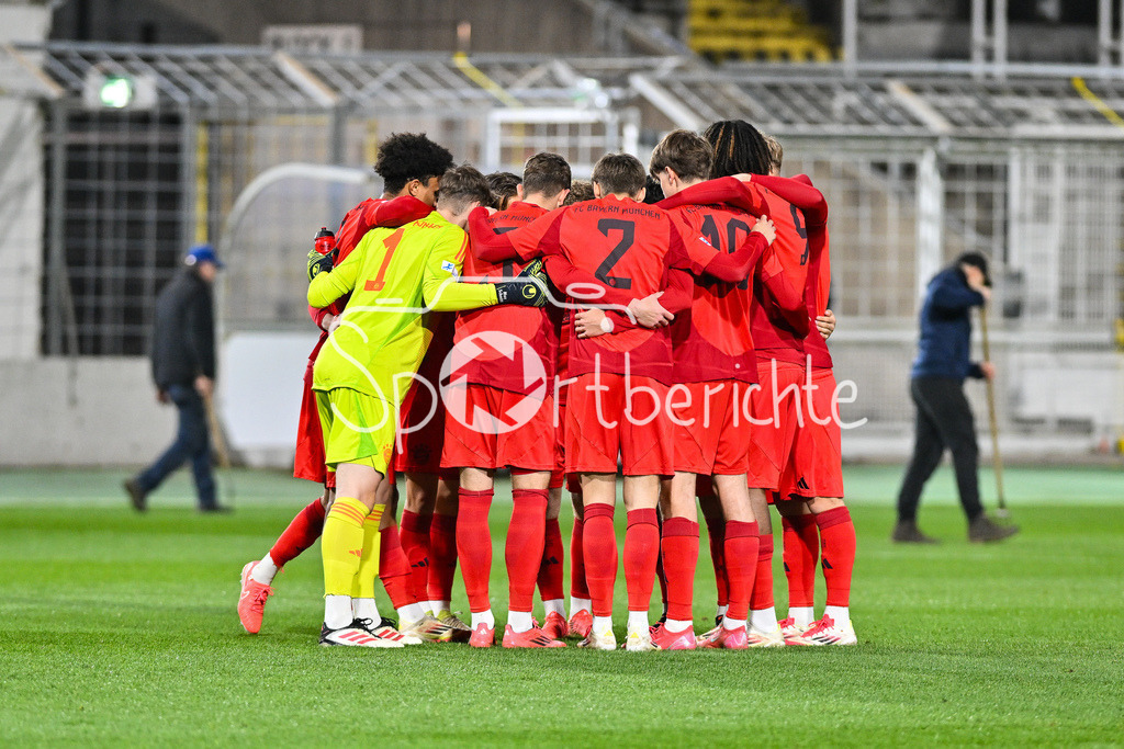 FC Bayern Amateure - FC Augsburg II | Das Team der kleinen Bayern motiviert sich nochmal vor der Partie / Regionalliga Bayern: FC Bayern Muenchen II - FC Augsburg II, Gruenwalder Stadion am 14.03.2025