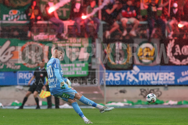 TSV Egger Glas Hartberg vs SK Rapid Wien – Championship Group    | Hartberg, Austria, 19.Apr.26 - SOCCER - ADMIRAL Bundesliga, TSV Egger Glas Hartberg vs SK Rapid Wien. The image shows Tom Ritzy Huelsmann (Hartberg) and the fans from Rapid. 
