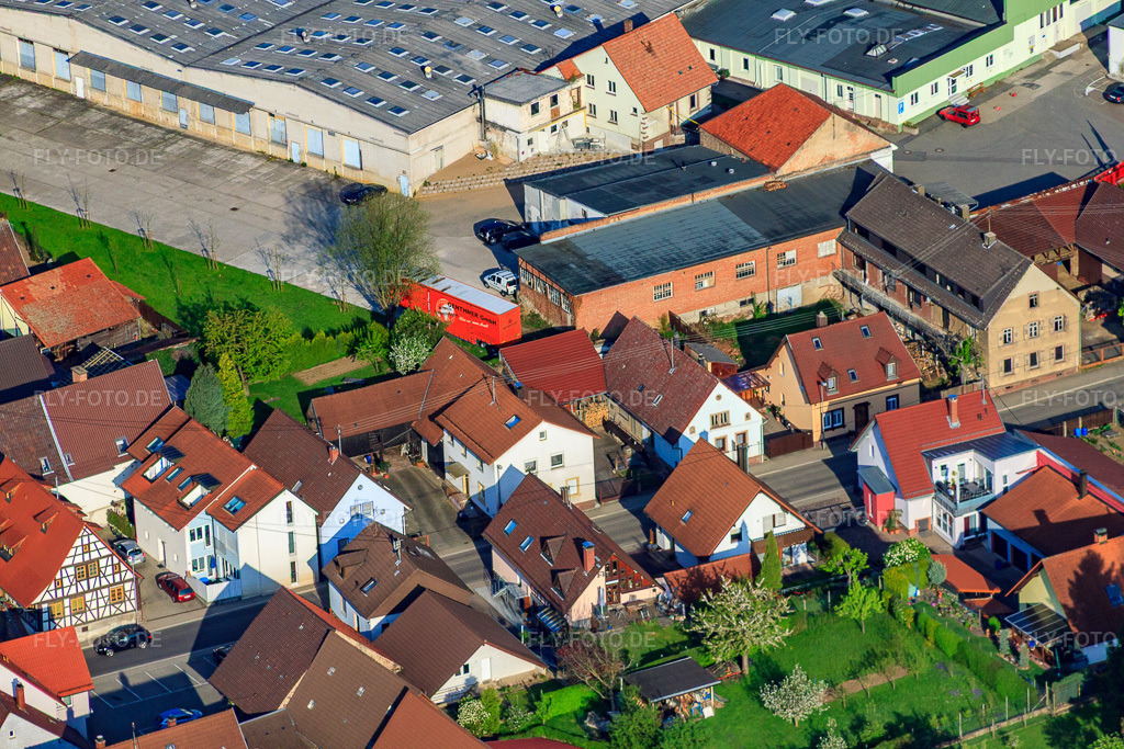Luftbild: Thomashofstr im Ortsteil Stupferich in Karlsruhe im Bundesland Baden-Württemberg in Deutschland. Foto: IMG_26725.jpg vom 28.04.2010 durch Werner Riehm/FLY-FOTO.de