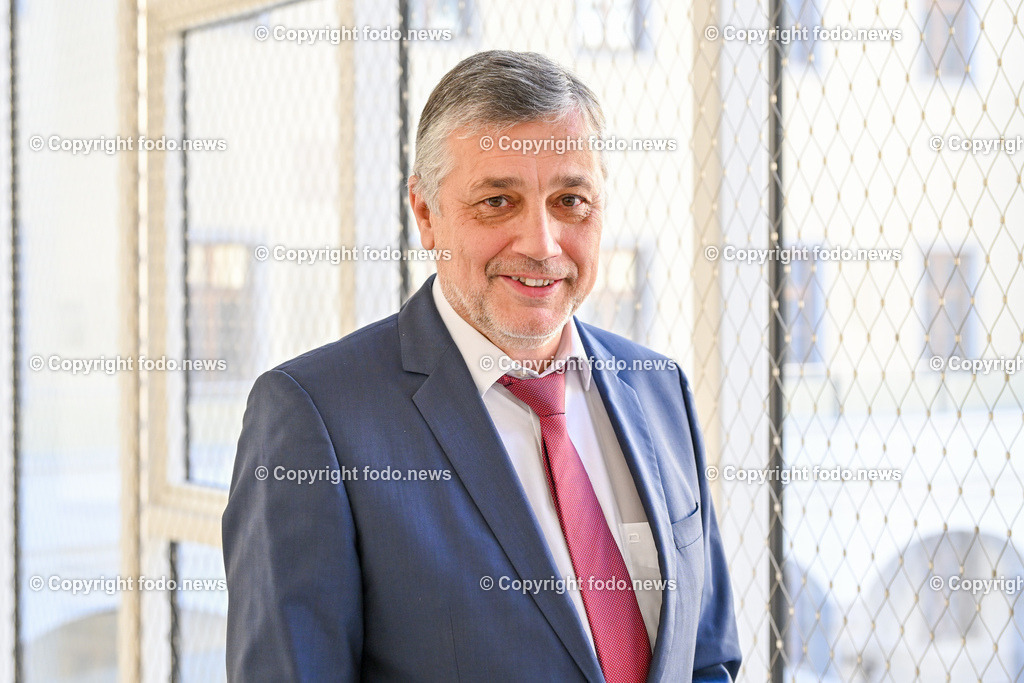 Pressekonferenz mit LH-StvIn Christine Haberlander (VP)_ Zukunft gestalten. Lehrer-in werden_ 15.11.2023-19 | 15.11.2023, Presseclub Linz, AUT, Pressekonferenz mit LH-StvIn Christine Haberlander (VP), Zukunft gestalten. Lehrer/in werden. Wir werben um Dich, Kampagnen-Praesentation des Landes Oberoesterreich und der Bildungsdirektion im Bild Alfred Klampfer (Bildungsdirektor OÖ)