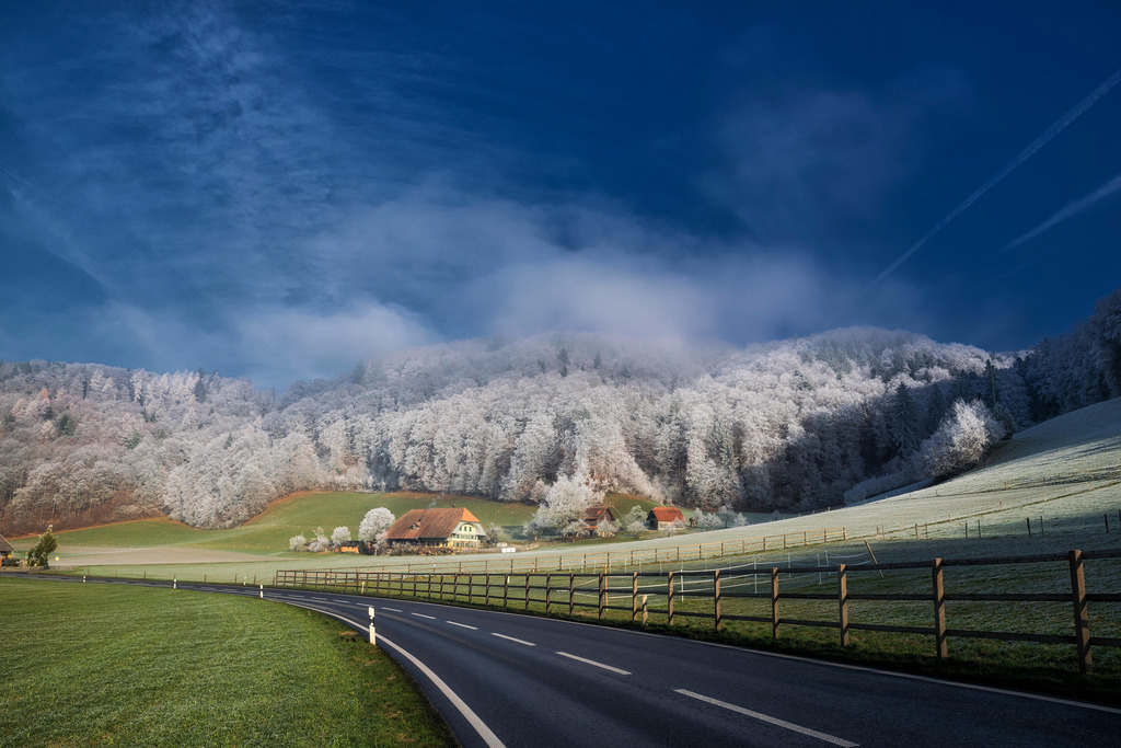 Banished Fog | Auf der Fahrt nach Burgdorf tat sich plötzlich diese Szenerie in der Gegend um Krauchthal auf. Auto parkieren, wild herumrennen und nervös fotografieren und recht schnell war das einzigartige Licht wieder vorbei. Zum Anlass in Burgdorf kamen wir trotzdem zu spät, aber es war die Verspätung wert. 
-----------------------------------------------
On the drive to Burgdorf, this scene suddenly appeared in the area around Krauchthal. Park the car, run around wildly and nervously take photos and the unique light was over quickly. Nevertheless for the event in Burgdorf we were still too late, but it was worth the delay. 
-----------------------------------------------
Dieser Druck ist in einer limitierten Auflage von 5 Exemplaren erhältlich. 
This print is available in a limited edition of 5 copies. 
http://art.hess.photography/30-banished-fog.html - Realisiert mit Pictrs.com