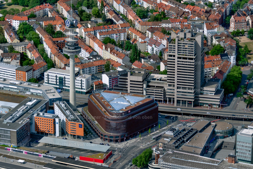 4030965 | HANNOVER 02.06.2020 Bürogebäude des Verwaltungs- und Geschäftshauses " Hauptsitz der Deutschen Bahn " und Fernsehturm im Ortsteil Mitte in Hannover im Bundesland Niedersachsen, Deutschland. Weiterführende Informationen bei: Deutsche Bahn AG,  HASCHER JEHLE Architektur,  HOCHTIEF Aktiengesellschaft AG,  Kölbl Kruse GmbH. // Office building " Hauptsitz of Deutschen Bahn " and TV tower in the district Mitte in Hannover in the state Lower Saxony, Germany. Further information at: Deutsche Bahn AG,  HASCHER JEHLE Architektur,  HOCHTIEF Aktiengesellschaft AG,  Koelbl Kruse GmbH. Foto: Gerhard Launer