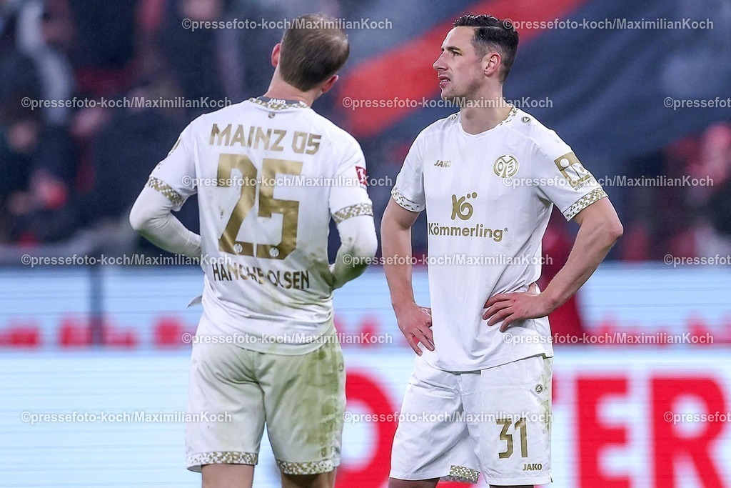Lev14012501135 | 14.01.2025, Fußball, Bayer 04 Leverkusen - 1. FSV Mainz 05, 1. Fußball Bundesliga, 17. Spieltag, BayArena, Saison 2024 2025: Enttäuschte Gesichter beim Team aus Mainz nach der 0:1 Niederlage. Andreas Hanche-Olsen (Mainz #25) steht enttäuscht neben Dominik Kohr (Mainz #31) auf dem Spielfeld - EnttäuschungDFB regulations prohibit any use of photographs as image sequences and or quasi-video.