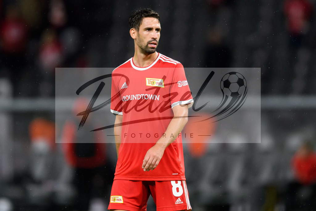 FCUKUO20210826_202 | Fussball, Herren: Rani Khedira (1.FC Union Berlin) schaut beim Spiel der UEFA Conference League zwischen 1. FC Union Berlin und Kuopion PS im Olympiastadion am 26.08.2021 in Berlin, Deutschland. - Realisiert mit Pictrs.com