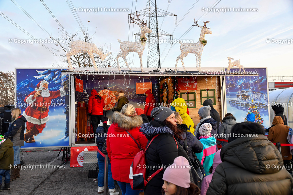 Coca Cola Weihnachtstruck in Linz_ 13.12.2022-2 | 13.12.2022, Linz, AUT, Maxi Markt Linz, im Bild Coca Cola Weihnachtstruck in Linz 2022, warten auf den Truck, Menschen, Besucher, Kinder