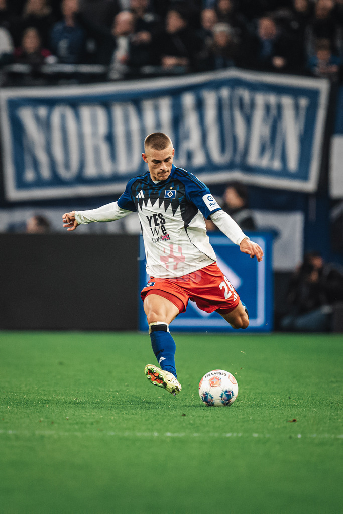 Fußball | Männer | Saison 2025/2026 | 1. Fußball-Bundesliga | 10. Spieltag | Hamburger SV vs. Borussia Dortmund | 08.11.2025 | Miro Muheim (#28, HSV) schießt den Ball