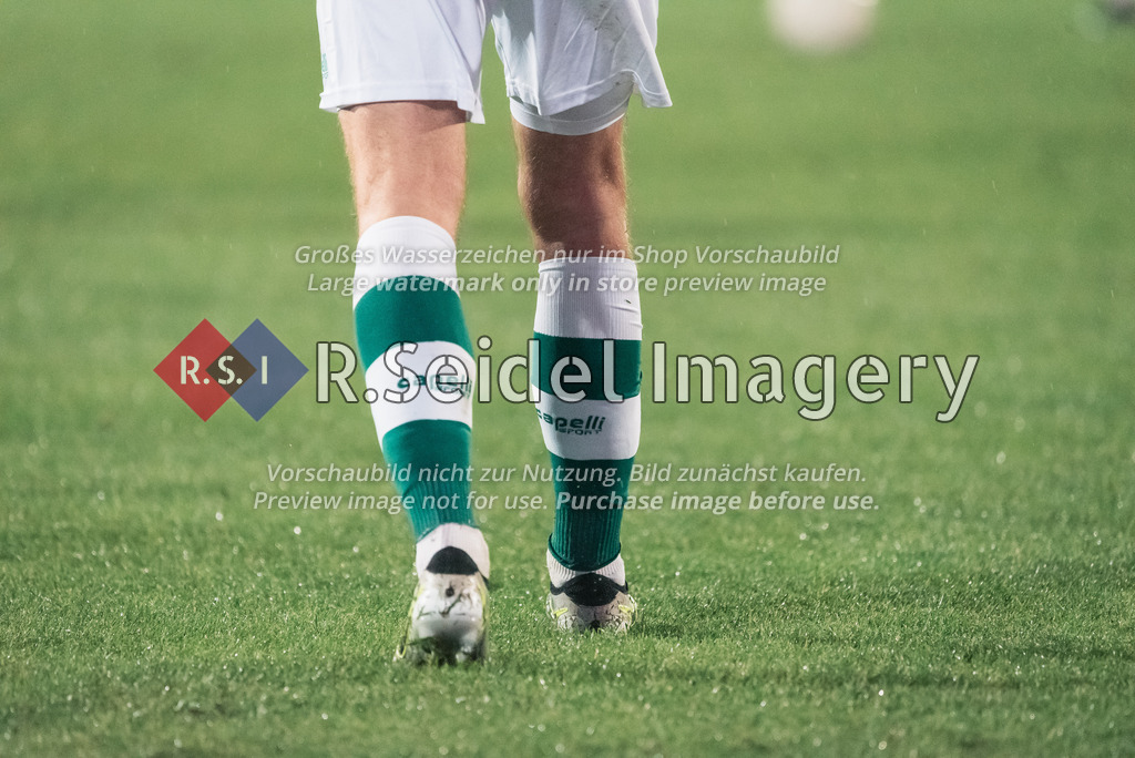 RS-1-088688 | Beine eines Lübecker Spielers in grün-weiß-gestreiften Stutzen auf dem Rasen