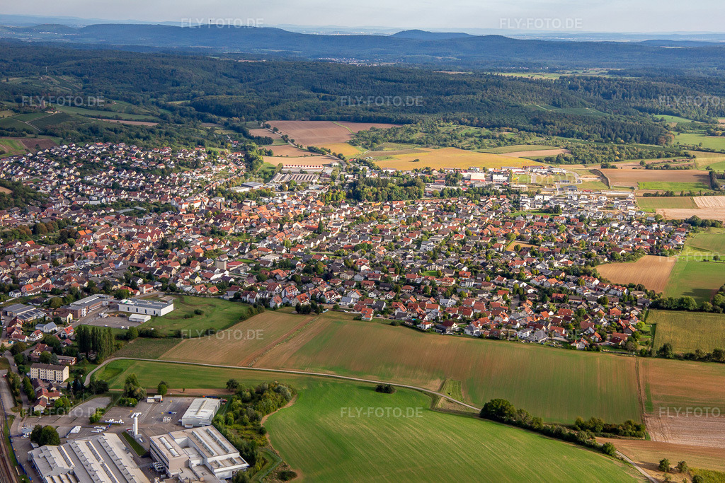 Luftbild: Ortsansicht von Nordwesten in Sulzfeld im Bundesland Baden-Württemberg in Deutschland. Foto: IMG_138695.jpg vom 16.09.2023 durch Werner Riehm/FLY-FOTO.de