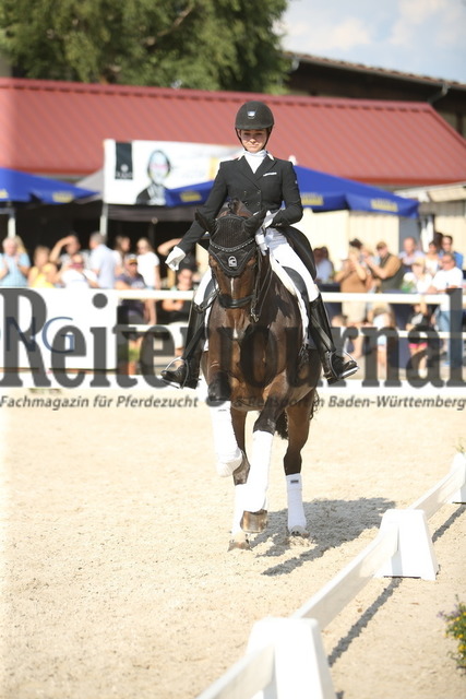 Birkhof_2022_GrandPrixSpecial_Siegerehrung_GrandPrixSpecial (35) | Alle Fotos der Reiterjournal Fotografin Doris Matthaes im Reiterjournal Online-Fotoshop. - Realisiert mit Pictrs.com