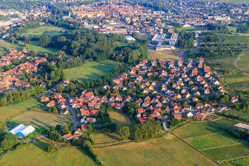 Luftbild: Ortsansicht von Südosten im Ortsteil Altenstadt in Wissembourg im Bundesland Bas-Rhin in Frankreich. – Foto: IMG_100646.jpg vom 02.06.2017 durch Werner Riehm/FLY-FOTO.de – Auflösung des Originals: 5472 x 3648 px