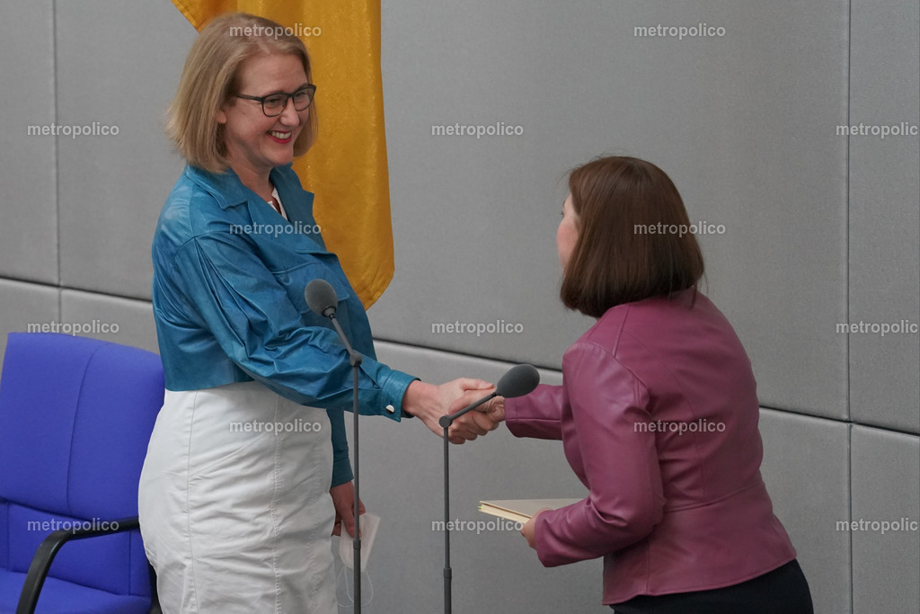 Lisa Paus erhält nach Amtseid Gratulation durch Yvonne Magwas | Metropolico