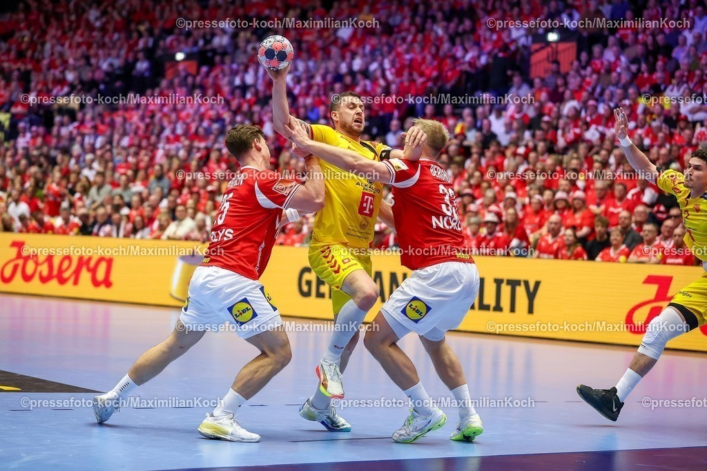 EHF16012602048 | 16.01.2026, Handball, Men's EHF EURO 2026, Dänemark - Nordmazedonien, Jyske Bank Boxen in Herning, Dänemark, Preliminary Round:  Filip Kuzmanovski (North Macedonia #18) wird von  Lukas Lindhard Jorgensen (Denmark #25) und  Emil Siersbaek Bergholt (Denmark #33) am Kreis festgemacht 