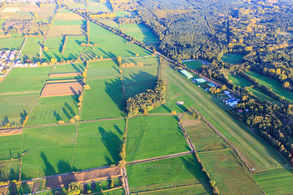 Luftbild: Startbahn und Flugplatzhangar des Flugplatz Schweighofen in Schweighofen im Bundesland Rheinland-Pfalz in Deutschland. – Foto: IMG_074682.jpg vom 14.10.2014 durch Werner Riehm/FLY-FOTO.de – Auflösung des Originals: 4242 x 2828 px – FSC Südpfalz e.V