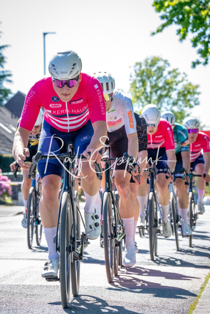 Spurt in den Mai 2026 - Großer Preis der Sparkasse Neuss | Annual one-day road cycling race "Großer Preis der Sparkasse Neuss" held in Büttgen, Germany, organized by VfR Büttgen 1912 e.V. The event features multiple races across all age categories from U11 youth to Elite men. - Realisiert mit Pictrs.com