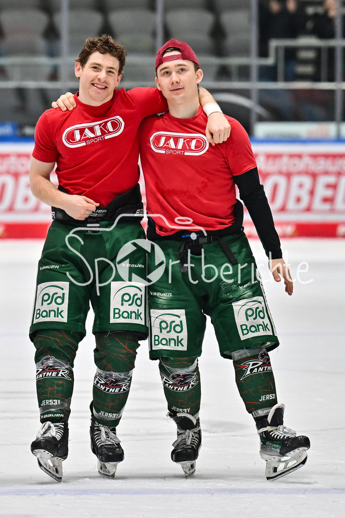 Augsburger Panther - Löwen Frankfurt | AUGSBURG, GERMANY - 16. JANUARY: Die Spieler der Hausherren feiern zusammen mit den Fans den Heimsieg gegen Frankfurt nach dem Match zwischen den Augsburger Panthern und den Löwen Frankfurt am 40. Spieltag der penny DEL im Curt Frenzel Stadion - Kyle MAYHEW (Augsburger Panther 27) und Moritz ELIAS (Augsburger Panther 46)