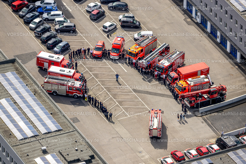 Essen240400614Feuerwehr | Luftbild, Hauptfeuerwehrwache der Berufsfeuerwehr Essen, Verabschiedung eines Feuerwehrmannes in den Ruhestand, Feuerwehrleute stehen zusammen mit Einsatzfahrzeugen, Feuerwehrautos, Essen, Ruhrgebiet, Nordrhein-Westfalen, Deutschland