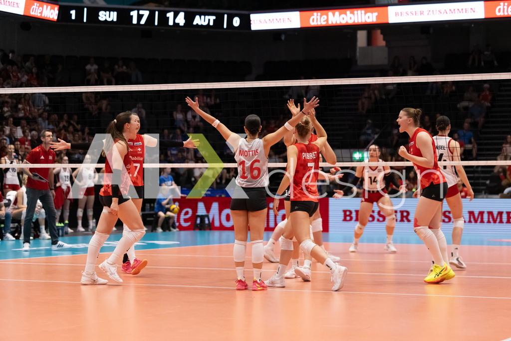 Austria v Switzerland - CEV European League Women | KRIENS, SWITZERLAND - JUNE 14: Team of Switzerland celebrating (FABIANA MOTTIS of Switzerland, MÉLINE PIERRET of Switzerland ALIX DE MICHELI of Switzerland, MERET AARDEN of Switzerland, JULIE LENGWEILER of Switzerland, SARINA WIELAND of Switzerland) during the CEV European League match between Austria and Switzerland at Pilatus Arena on June 14, 2026 in Kriens, Switzerland. - Realisiert mit Pictrs.com