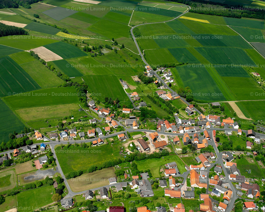 2615551 | UDENHAUSEN 09.06.2006 Landwirtschaftliche Nutzflächen und Feldgrenzen  umsäumen das Siedlungsgebiet des Dorfes in Udenhausen im Bundesland Hessen, Deutschland // Agricultural land and field boundaries surround the settlement area of the village  in Udenhausen in the state Hesse, Germany Foto: Gerhard Launer