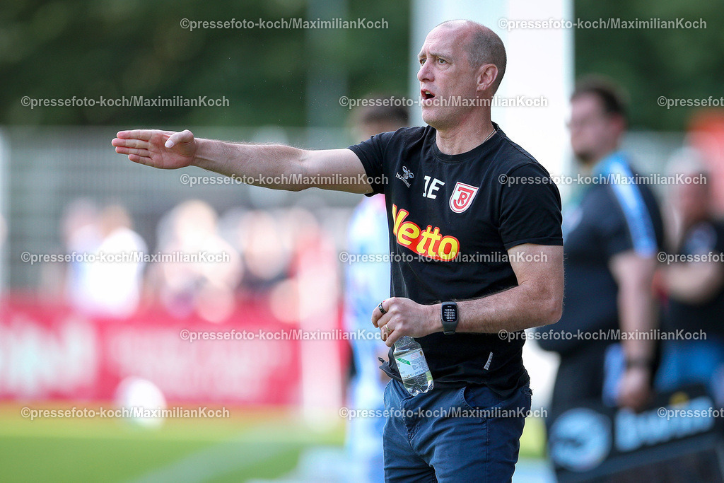 Koe3Liga11052402086 | 11.05.2024, Köln, Fußball, bwin 3. Liga Herren, Sportpark Höhenberg, 37. Spieltag, Saison 2023 2024, FC Viktoria Köln – Jahn Regensburg: Trainer Joe Enochs (Jahn Regensburg) steht gestikulierend am Spielfeldrand. 
DFB regulations prohibit any use of photographs as image sequences and or quasi-video.