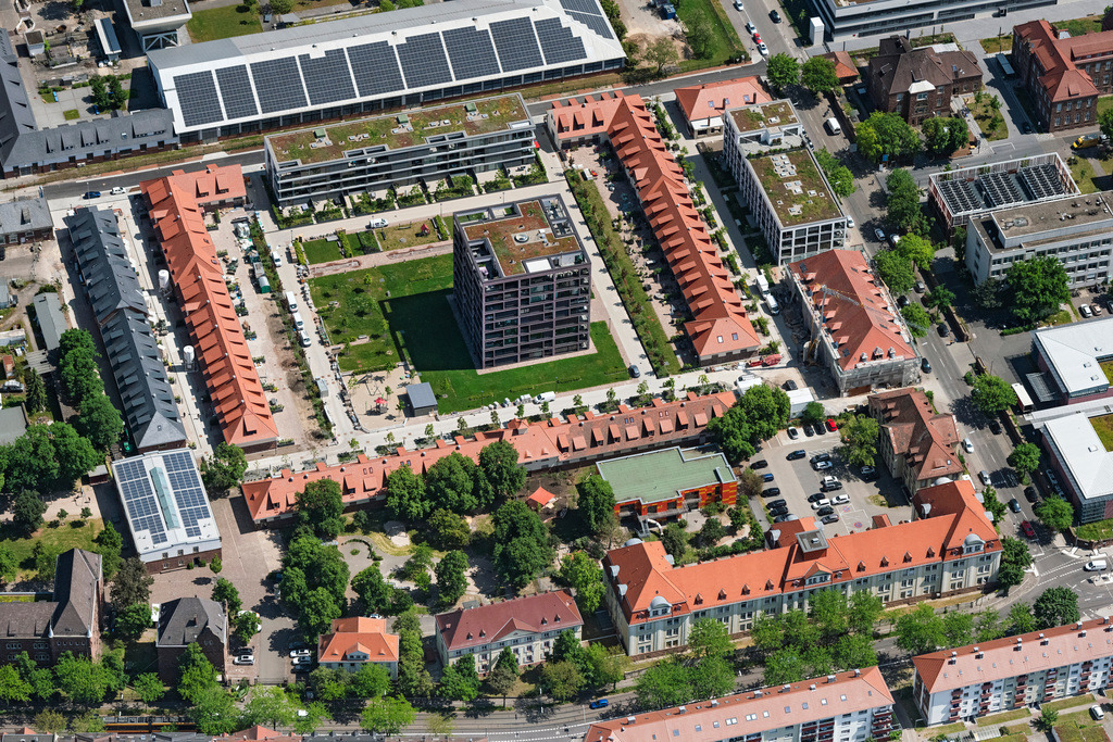 dr__0105716.jpg | KARLSRUHE 26.05.2023 Mehrfamilienhaus- Wohnanlage " HOFGARTEN KARREE " an der Kußmaulstraße in Karlsruhe im Bundesland Baden-Württemberg, Deutschland. Weiterführende Informationen bei: Ed. Züblin AG,  GEM Ingenieurgesellschaft mbH Müller + Partner,  ZÜBLIN Timber GmbH.