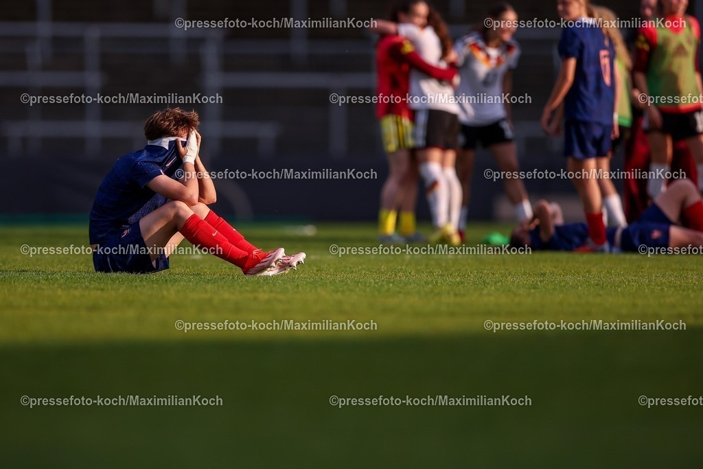 DFB16042601072 | 16.04.2026, Essen, Fußball, UEFA Womens UNDER 19 Championship qualification, Germany - France, Stadion Uhlenkrug, Saison 2025 / 2026: Juliane Denizot (Frankreich U19 #04) enttäuscht Enttäuschung nach der 1:2 Niederlage auf dem Spielfeld sitzend  DFB regulations prohibit any use of photographs as image sequences and or quasi-video.