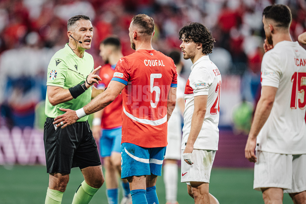 Fußball | Herren | UEFA-Fußball-Europameisterschaft 2024 | Gruppe F | Tschechien vs. Türkei | 26.06.2024 | Schiedsrichter Istvan Kovacs mit einer Ansprache an Vladimir Coufal (#5, Tschechien) links und Ferdi Kadioglu (#20, Türkei) rechts