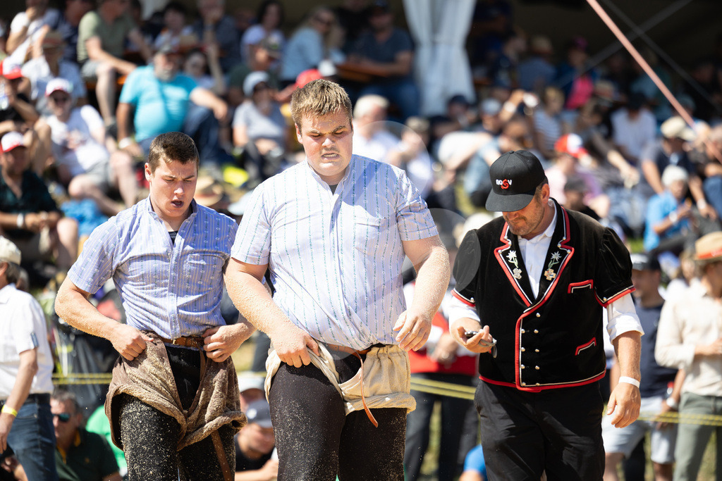 Rigi2025_2349 | Die Schwinger des Schwyzer Kantonalen Schwingerverbandes: Fotos, die Dynamik und Leidenschaft festhalten, sowie emotionale Momente aus dem traditionellen Schwingsport zeigen. - Realisiert mit Pictrs.com