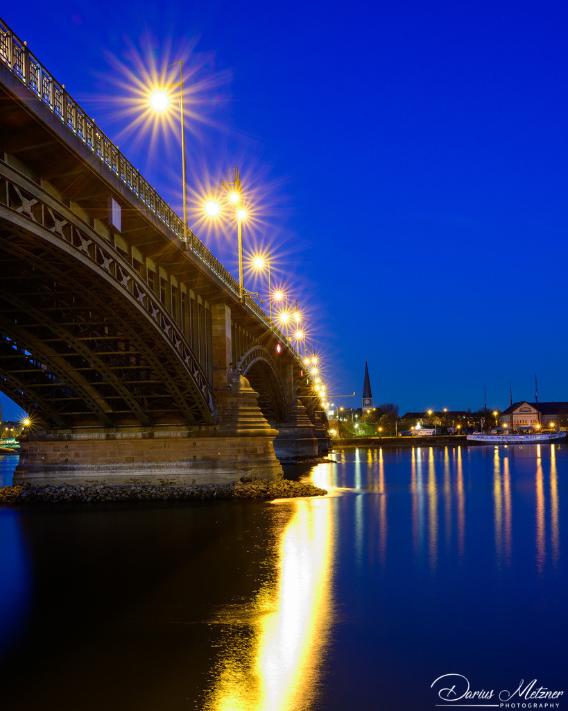 Die Theodor-Heuss-Brücke in Mainz | Die Theodor-Heuss-Brücke in Mainz am Abend