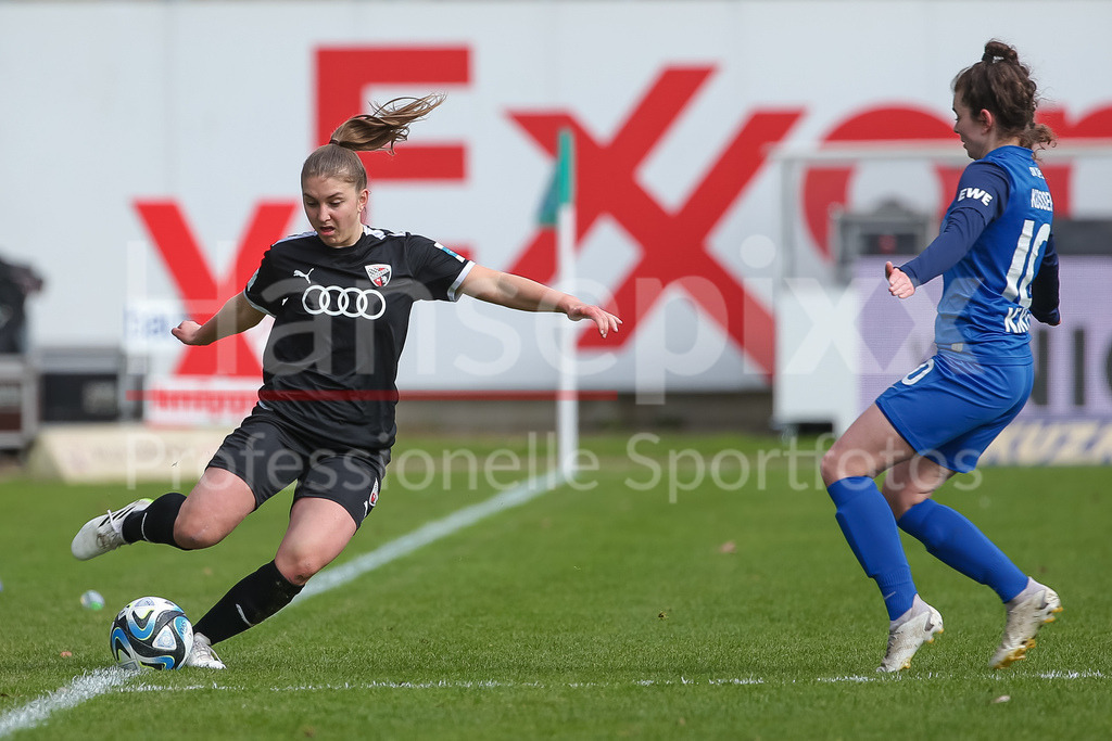 Fussball, 2. Frauen-Bundesliga, SV Meppen - FC Ingolstadt 04 | v.li.: Anja Suttner (FC Ingolstadt 04, 3) am Ball, Einzelbild, Ganzkörper, Aktion, Action, Spielszene und Nina Kossen (SV Meppen, 10), DIE DFB-RICHTLINIEN UNTERSAGEN JEGLICHE NUTZUNG VON FOTOS ALS SEQUENZBILDER UND/ODER VIDEOÄHNLICHE FOTOSTRECKEN. DFB REGULATIONS PROHIBIT ANY USE OF PHOTOGRAPHS AS IMAGE SEQUENCES AND/OR QUASI-VIDEO.
