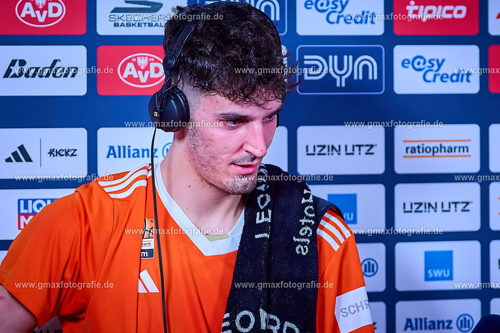 GER, ratiopharm ulm gegen FC Bayern, Basketball, 2. PlayOff, Finale, EasyCredit Bundesliga, Spielzeit 2024/2025, 18.06.2025 | Ben Saraf (ratiopharm ulm, #77) nach Spielende im InterviewGER, ratiopharm ulm gegen FC Bayern, Basketball, 2. PlayOff, Finale, EasyCredit Bundesliga, Spielzeit 2024/2025, 18.06.2025Foto: Eibner-Pressefoto/Gerald Oelze-de Stoppany