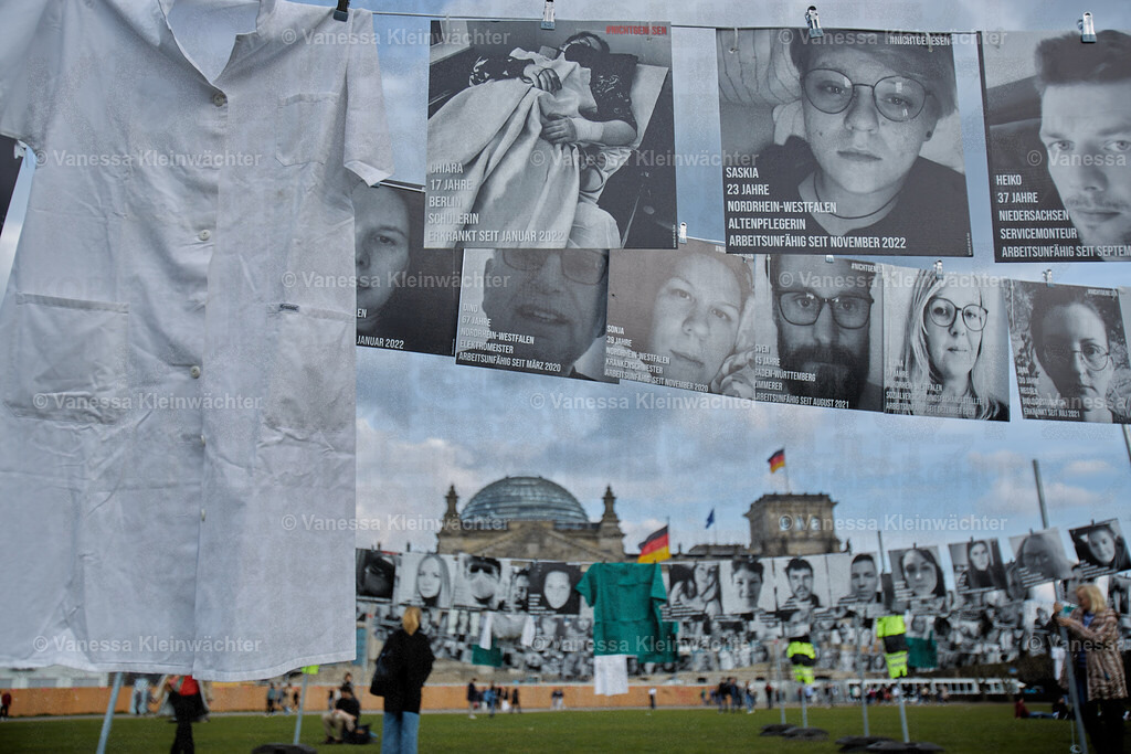 #NichtGenesen am Bundestag zum International LongCovid Awareness Day 2024 | Mit Fotos von arbeitsunfähigen Betroffenen fordert die Initiative #NichtGenesen anlässlich des International LongCovid Awareness Day am 15.03.2024 vor dem Reichstag mehr Geld für Forschung und soziale Absicherung. Bundesgesundheitsminister Karl Lauterbach und weitere MdBs sprechen mit den Demonstrant*innen. - Realisiert mit Pictrs.com