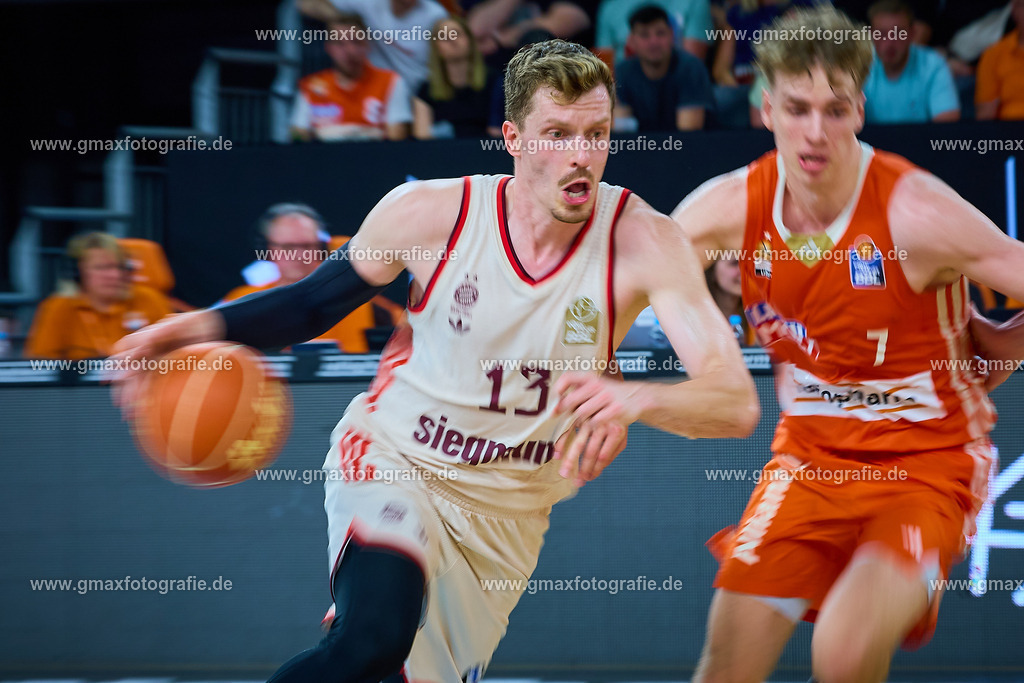 GER, ratiopharm ulm gegen FC Bayern, Basketball, 2. PlayOff, Finale, EasyCredit Bundesliga, Spielzeit 2024/2025, 18.06.2025 | Andreas Obst (FC Bayern, #13) gegen Tobias Jensen (ratiopharm ulm, #07)GER, ratiopharm ulm gegen FC Bayern, Basketball, 2. PlayOff, Finale, EasyCredit Bundesliga, Spielzeit 2024/2025, 18.06.2025Foto: Eibner-Pressefoto/Gerald Oelze-de Stoppany