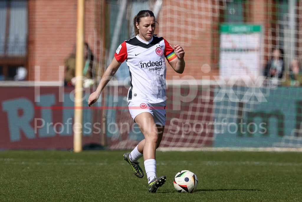 Fussball, Google Pixel Frauen-Bundesliga, SV Werder Bremen - Eintracht Frankfurt | v.li.: Tanja Pawollek (Eintracht Frankfurt, 31) am Ball, Freisteller, Einzelbild, Ganzkörper, Aktion, Action, Spielszene, DIE DFB-RICHTLINIEN UNTERSAGEN JEGLICHE NUTZUNG VON FOTOS ALS SEQUENZBILDER UND/ODER VIDEOÄHNLICHE FOTOSTRECKEN. DFB REGULATIONS PROHIBIT ANY USE OF PHOTOGRAPHS AS IMAGE SEQUENCES AND/OR QUASI-VIDEO.