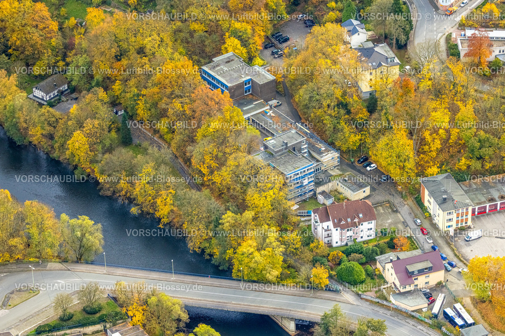 Hagen251101937 | Luftbild, Schule Berufskolleg der Stadt Hagen - Kaufmannsschule II - Außenstelle am Fluss Lenne, herbstliche Bäume, Hohenlimburg, Hagen, Ruhrgebiet, Nordrhein-Westfalen, Deutschland