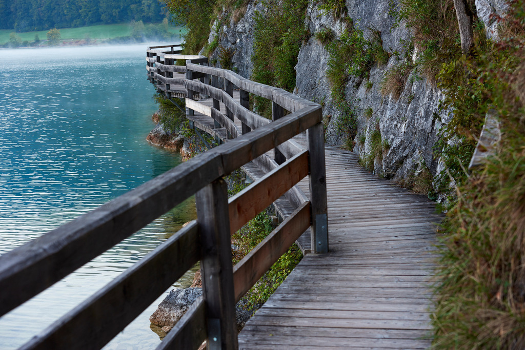 Rundwanderweg Bürglstein in Strobl | Strobl, Austria - September 20, 2018: Teil des Rundwanderweges Bürglstein in Strobl, mit Blick auf den See. - Realisiert mit Pictrs.com