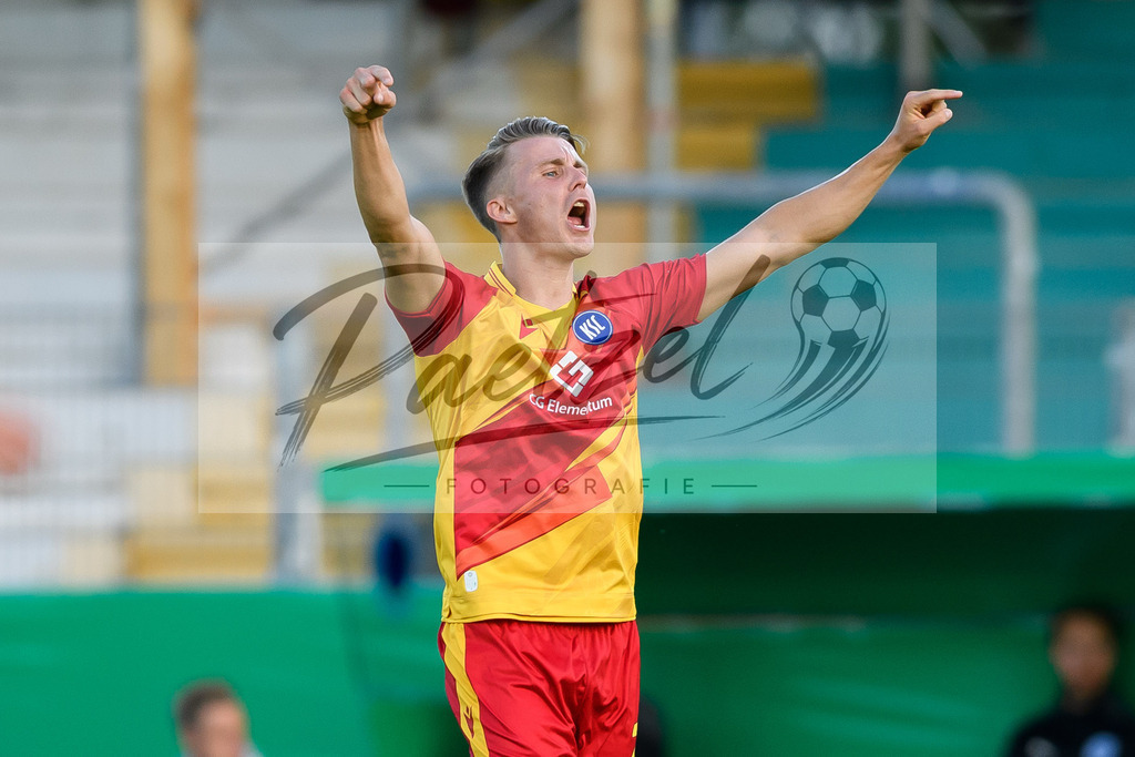 LOTKSC20210809_229 | Fussball, Herren: Marco Thiede (Karlsruher SC) gestikuliert beim Spiel der 1. Runde im DFB-Pokal zwischen SF Lotte und Karlsruher SC im Stadion am Lotter Kreuz am 09.08.2021 in Lotte, Deutschland.DFB / DFL REGULATIONS PROHIBIT ANY USE OF PHOTOGRAPHS AS IMAGE SEQUENCES AND/OR QUASI-VIDEO. - Realisiert mit Pictrs.com