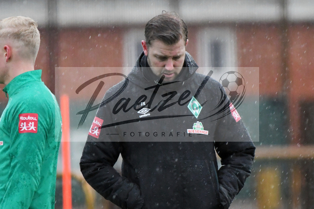 20200129_TRASVW_0003 | Fußball, Herren: Trainer Florian Kohfeldt (SV SV Werder Bremen) schaut beim Training des SV Werder Bremen am 29.01.2020 im wohninvest Weserstadion in Bremen, Deutschland.(Foto von Nico Paetzel) - Realisiert mit Pictrs.com