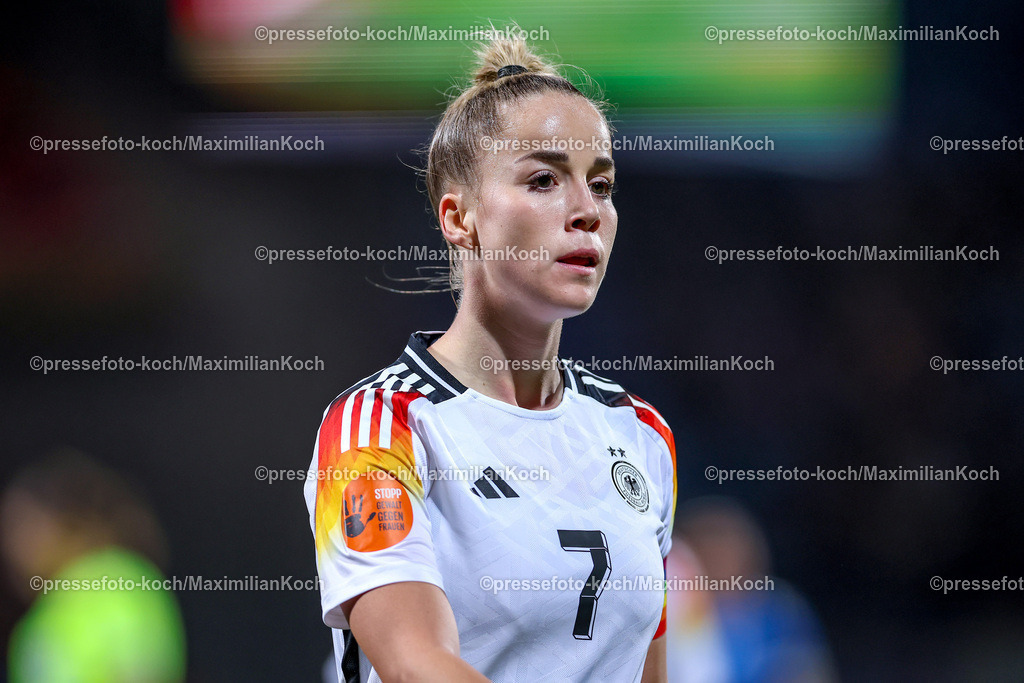 DFB0212240114202183 | 02.12.2024, Fußball Länderspiel Frauen, Deutschland - Italien, Vonovia-Ruhrstadion Bochum, Saison 2024 2025: Giulia Gwinn (GER #7)DFB regulations prohibit any use of photographs as image sequences and or quasi-video.