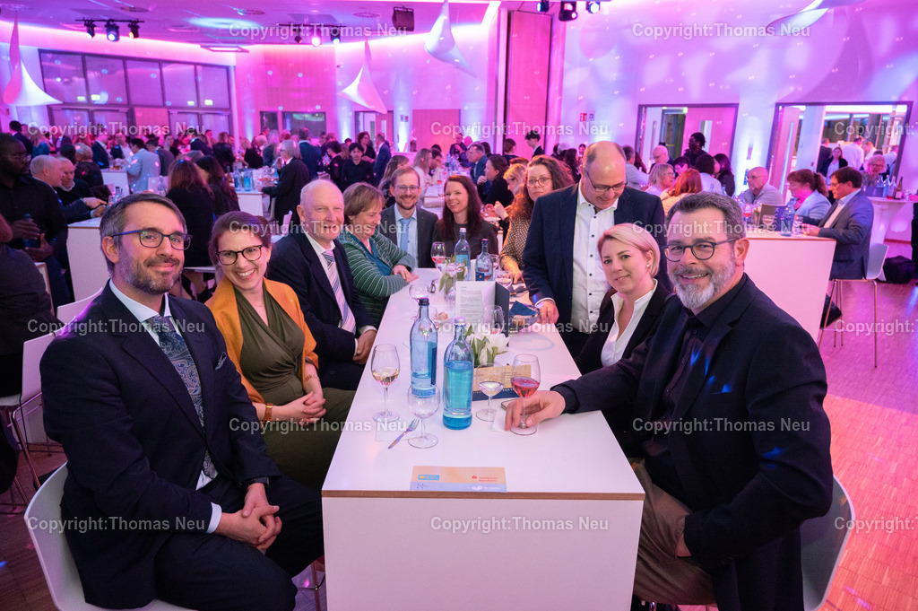 DSC_0661 | Im Parktheater Bensheim fand am 28. März 2026 die Verleihung des Eysoldt-Rings 2025 statt – eine der bedeutendsten Auszeichnungen für Schauspielkunst im deutschsprachigen Raum. Der Preis ging an Thomas Schmauser, der für seine herausragende darstellerische Leistung geehrt wurde.Anschließend wurde zur Gala in das Bensheimer Bürgferhaus eingeladen, Hier ein Tisch mit Kommualpolitikern . Unter anderem Dr. Julia Hamm (2.v.links) von der SPD und Heiko Moritz (rechts) Bild: Thomas Neu