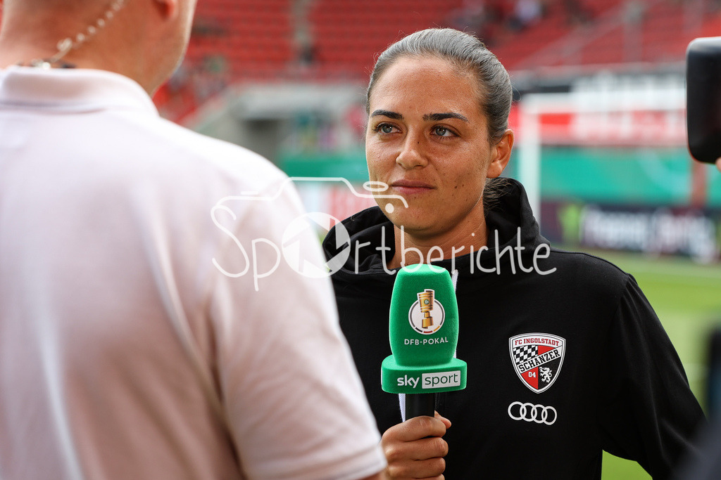 FC Ingolstadt - 1. FC Kaiserslautern | Im Bild FC Ingolstadt Trainerin Sabrina WITTMANN / Gibt ein Interview bei SKY Sport vor der Partie gegen den FCK / Pokal / Happy / Laecheln