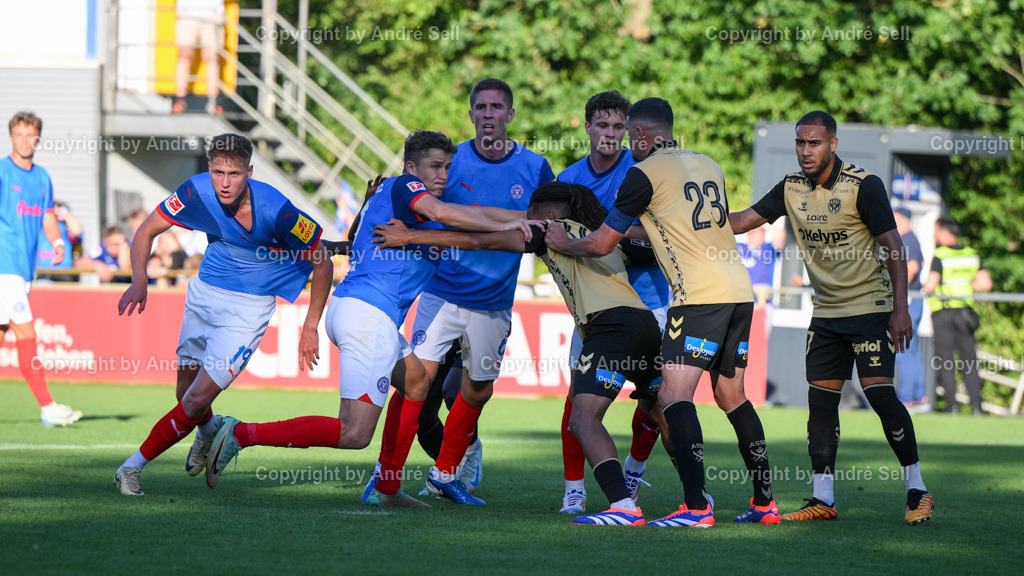 Holstein Kiel vs AS Saint-Etienne | Kampf um die besten Plätze beim EckballTestspiel: Holstein Kiel vs AS Saint-Etienne / Citti Fussball Park - Projensdorf / Kiel / 10.08.24 - Realisiert mit Pictrs.com