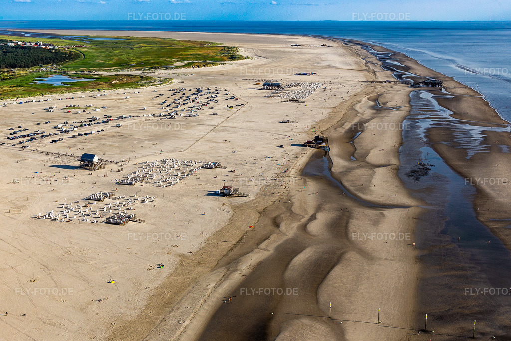 Luftbild: Sandstrand- Landschaft entlang des Küsten- Verlaufes der Nordsee im Ortsteil Bad Sankt Peter in Sankt Peter-Ording im Bundesland Schleswig-Holstein in Deutschland. Foto: IMG_0007230.jpg vom 10.07.2021 durch Werner Riehm/FLY-FOTO.de