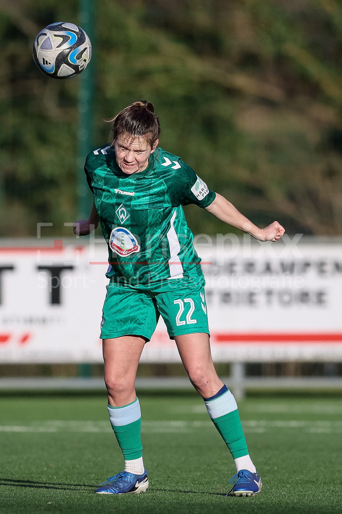 Fussball, Testspiel Frauen, DSC Arminia Bielefeld - SV Werder Bremen | v.li.: Rieke Dieckmann (SV Werder Bremen, 22) beim Kopfball, am Ball, Freisteller, Einzelbild, Ganzkörper, Aktion, Action, Spielszene