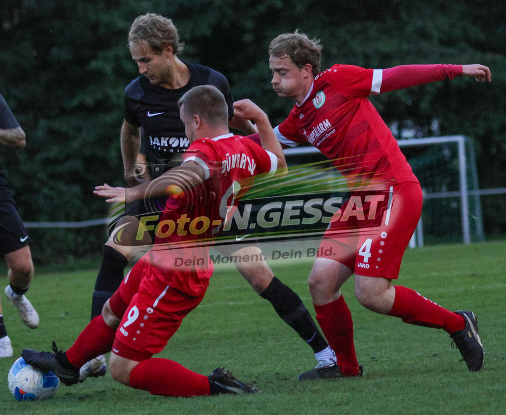 Bünder SV - BV Stift Quernhei | Auf dem Bild zu sehen: rot Bünder SV v.l.: Robin Luca Wolf, Johannes Steinmeier ; schwarz BV Stift Quernheim: Jarno Grote Bünder SV, BV Stift Quernheim, Saison 26/27, Kreispokal, Achtelfinale - Realisiert mit Pictrs.com
