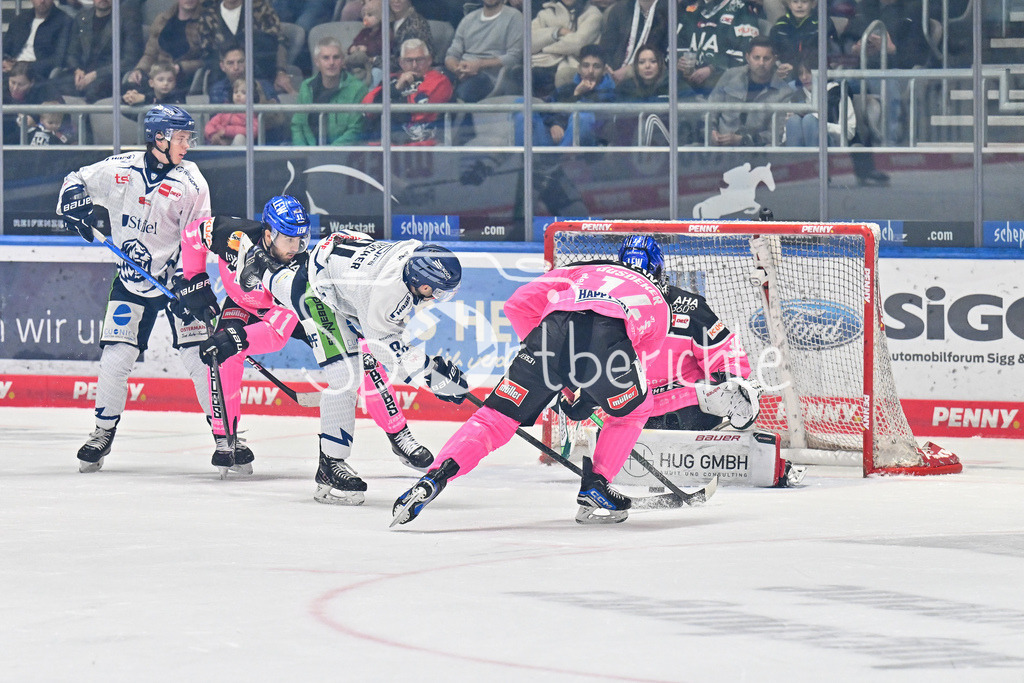 Augsburger Panther - Straubing Tigers | in dieser Szene brigen die gaeste den Puck nicht im Tor der Hausherren unter / DEL: Augsburger Panther - Straubing Tigers, Curt Frenzel Stadiom am 20.10.2024