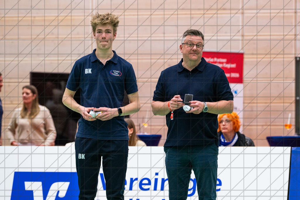 2. VBLF Nord 25/26 | Spiel 4113 | VC Osnabrück vs. SFF Bonn | MVP’s wurden aus gezeichnet durch Wolfgang Brinkmann (re). //  21.03.26: 2. VBLF Nord 25/26 | Spiel 4113 | VC Osnabrück vs. SFF Bonn / Osnabrück / Deutschland  //   CREDIT:www.bullenfotos.de, Martin König, Hörner Weg 40, D-49078 Osnabrück, +4917663732967 // Nutzung und Weitergabe nur zu den vereinbarten Zwecken. Presseanfragen an Ersteller. Alle Rechte beim Ersteller. Honorierung nach MFM. - Realisiert mit Pictrs.com