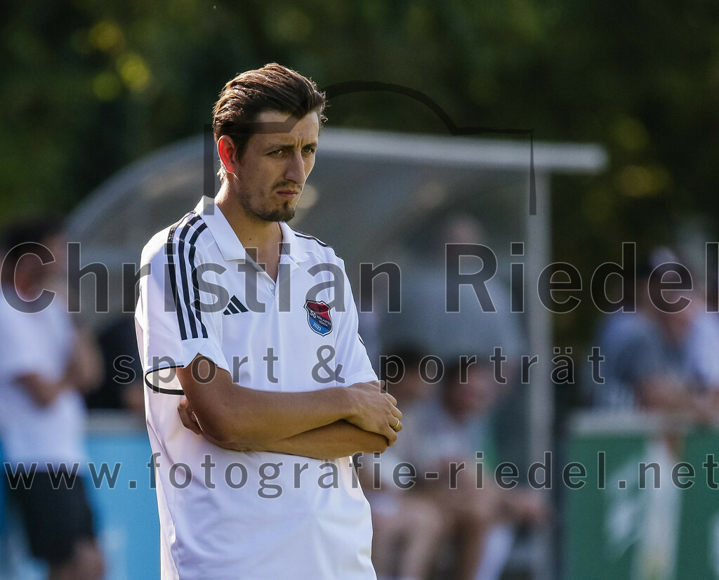 2023-09-09_012_FC_Herzogstadt_II_gegen_SG_Hoerlkofen_Woerth | Erding, Deutschland, 09.09.2023:
Fußball, A-Klassel 2023 / 2024, 6. Spieltag, FC Herzogstadt II gegen SG Hörlkofen/Wörth, Endergebnis: 1:2

Trainer Lorenz Becker (SG Hörlkofen/Wörth)

Foto: Christian Riedel / fotografie-riedel.net